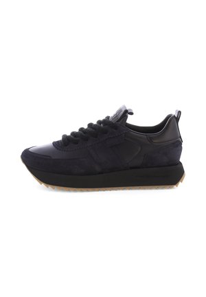 Baskets navy en matériaux mixtes, avec du daim et du cuir lisse. Semelle en caoutchouc épaisse avec bords dentelés, lacets ronds et logo sur la languette.
