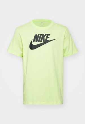 Camiseta de algodón verde claro con un gran logo negro de Nike en el frente. Cuello redondo y mangas cortas, con una textura suave.