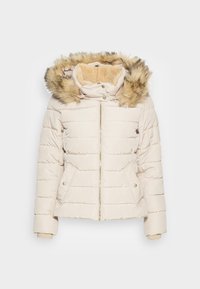 Pufvet vinterjakke i lys beige med hætte pyntet med pels, lynlås lukning og sidelommer. Stoffet har kviltede vandrette linjer.