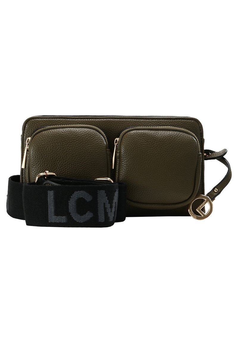 Olijfgroene leren tas met twee voorzakken met rits, gouden accenten en een afneembare zwarte schouderband met "LCM" in grijze letters.