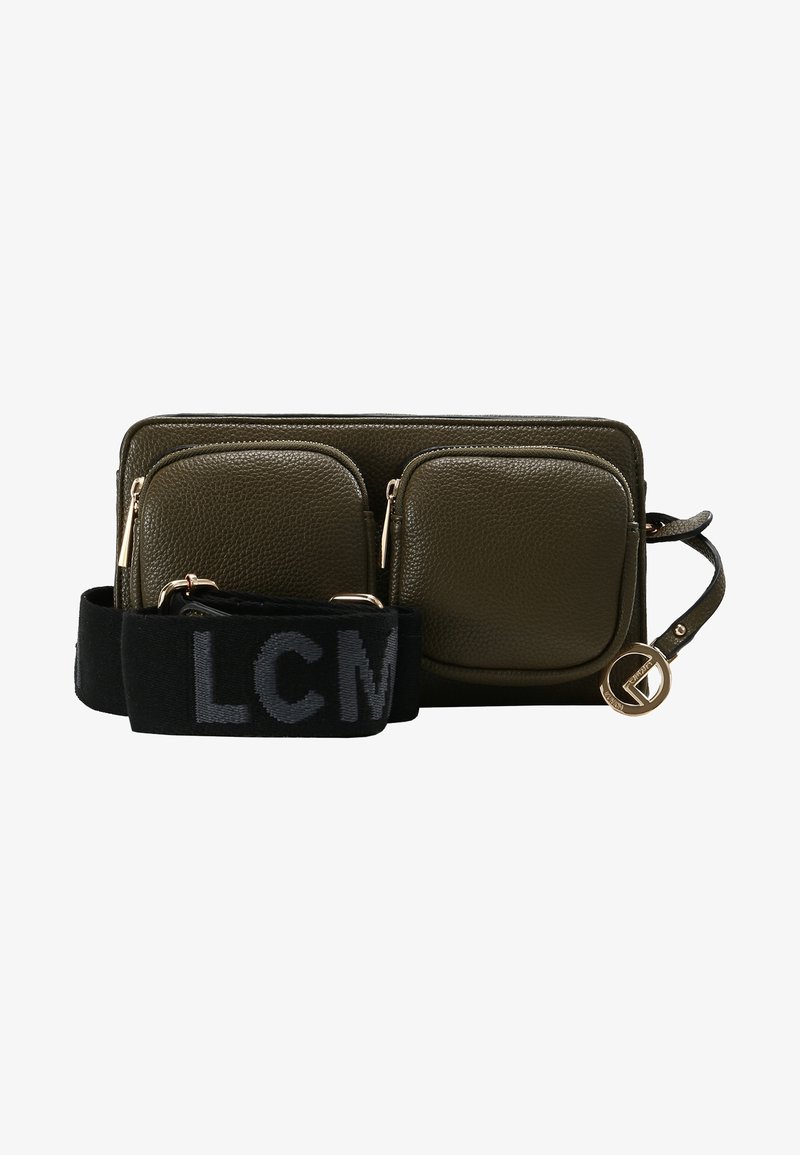 Bolso de cuero verde oliva con dos bolsillos frontales con cremallera, detalles en hardware dorado y una correa negra desmontable que presenta "LCM" en letras grises.