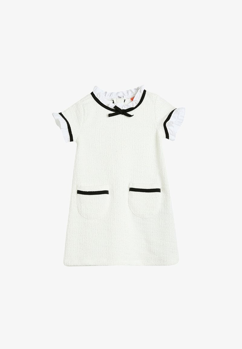 Weißes Kleid mit strukturierter Oberfläche, schwarzem Saum, Rüschenspiegel, kurzen Ärmeln und zwei vorderen Taschen mit schwarzen Akzenten.