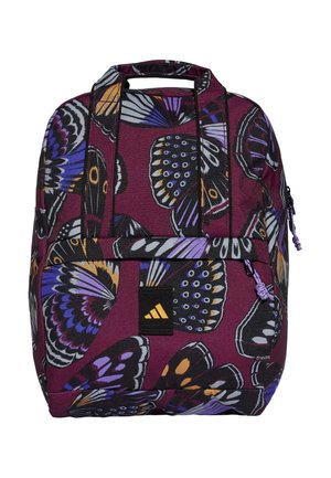 Sac à dos violet avec motif de papillon, accents noirs et logo Adidas noir. Il comporte des zippers et deux sangles supérieures pour le porter.