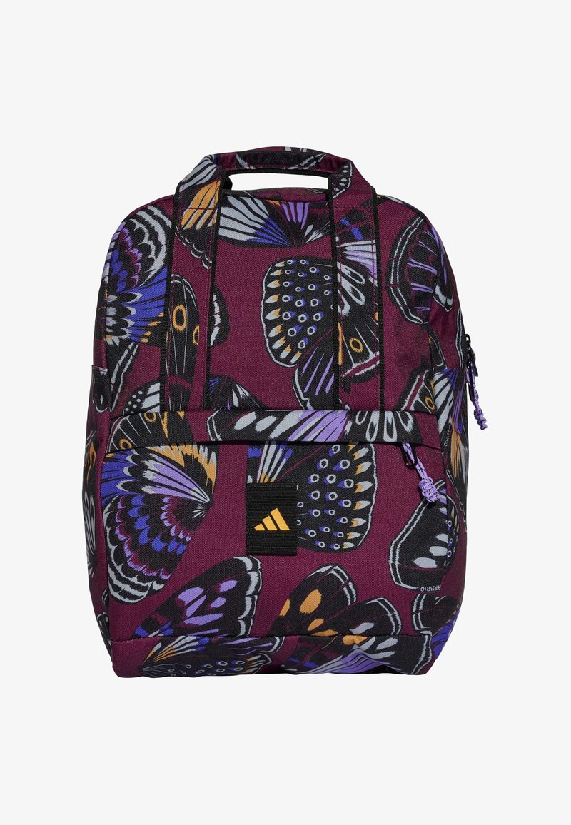 Lilla ryggsekk med sommerfugl mønster, svarte detaljer og en svart Adidas-logo. Har glidelåser og to toppremmer for bæring.