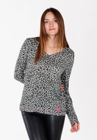 Top lungo a maniche lunghe con stampa leopardata in grigio e nero, caratterizzato da un design a V e un'accenzione rosa sull'orlo. Tessuto morbido e elasticizzato.