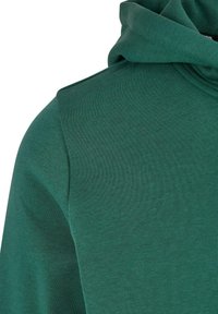 Felpa verde a maniche lunghe con tessuto a maglia testurizzato, dotata di un ampio cappuccio piegato e una cucitura curvata sulle spalle per una vestibilità ergonomica.
