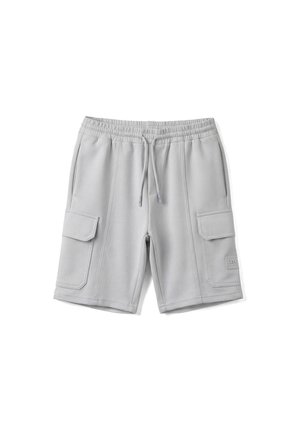 Svijetlosive cargo kratke hlače s elastičnim pojasom, vezicama, bočnim džepovima i džepovima s preklopom na svakom nožnom dijelu, položene ravno na bijeloj pozadini.