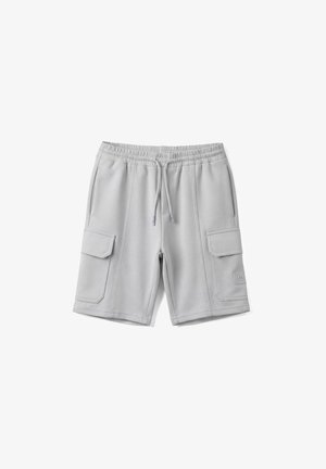 Pantaloncini cargo grigio chiaro con vita elastica, coulisse, tasche laterali e tasche con patta su ogni gamba, posati distesi su sfondo bianco.