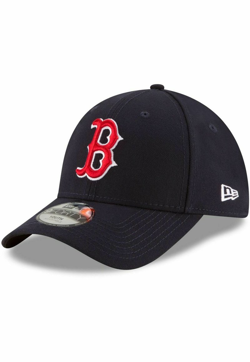 Gorra de béisbol azul marino con un logo bordado en rojo de la letra "B", visera curvada y paneles traseros de malla. Presenta una etiqueta de New Era. Material de algodón.
