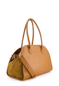 Taschen aus tanfarbenem Leder mit einem Suede-Boden, runder Form, doppelten Griffen und einem abnehmbaren Riemen. Besitzt eine glatte Textur und Steppnähte.