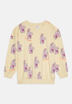 Felpa gialla con un motivo ripetuto di adorabili coniglietti rosa che tengono dei cuori, con "LE BUNNY" stampato in arancione sul davanti.