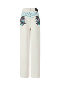 Pantalones de pierna ancha color crema con diseños de peces bordados en negro y turquesa en los bolsillos traseros. Presentan una textura suave y una cintura estructurada.