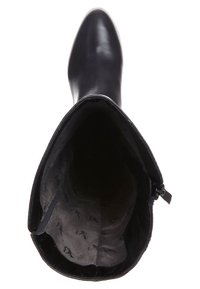 Knähöga svarta läderstövlar med spetsig tå, slät yta och dragkedja på sidan. Insidan är klädd med ett mörkt mönster.