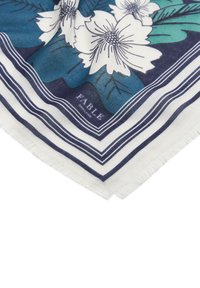 Hvidt tørklæde med hjørne i blå og turkise blomsterdesign, navy stribet kant og frynset kant.