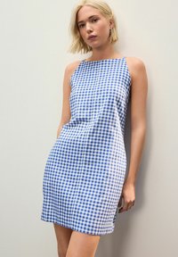 Hellblau-weiß kariertes ärmelloses Kleid mit geradem Ausschnitt, taillierter Form, glattem Stoff und seitlichen Schlitzen am Saum.