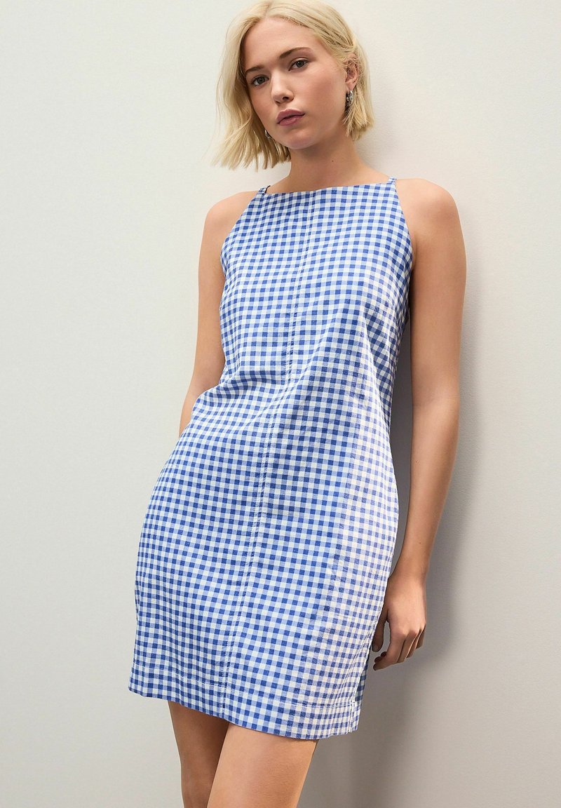 Hellblau-weiß kariertes ärmelloses Kleid mit geradem Ausschnitt, taillierter Form, glattem Stoff und seitlichen Schlitzen am Saum.