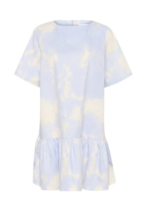 Heledad sinine kleit volangiga ääres, lühikeste varrukatega ja ümardatud kaelusega. Puuvillane kangas sisaldab pehmet, pilvet meenutavat mustrit heledamates toonides.