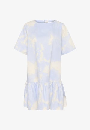 Svetlomodré šaty s volánovým lemom, kratkými rukávmi a výstrihom do tvaru lopatky. Bavlnená látka má jemný, obláčkový vzor v svetlejších odtieňoch.