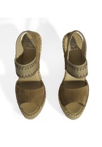 Sandales de style espadrille avec dessus en suédine marron, bride en tissu tissé avec des coutures décoratives et semelle en jute naturel.