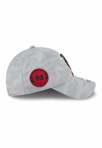 Casquette grise claire des Atlanta Falcons avec un motif sombre, logo circulaire rouge et noir sur le côté, et emblème de l'équipe sur la visière avant.
