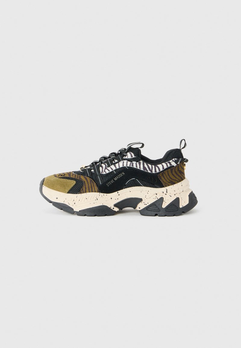 Zapatilla chunky con tela de estampado negro, oliva y cebra, suela beige moteada, cordones negros y logo de Steve Madden en el lateral.