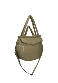 Sac à main matelassé vert olive avec double poignée, rabat avant et bandoulière réglable, avec un texte vertical subtil sur le côté.