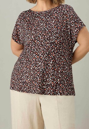 Gepubliceerd blouse met korte mouwen met een bruine basis, voorzien van een luipaardpatroon in witte, zwarte en koraalkleurige tinten. Losse pasvorm met een ronde halslijn.