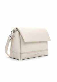 Balta ādas rokassoma ar strukturētu dizainu, aizdari ar pārsegu un regulējamu siksnu. Raksturīgas smalkas šuves un sudrabotas krāsas akcenti.