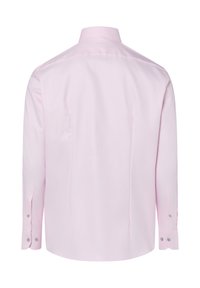 Camicia a maniche lunghe rosa chiaro con colletto classico, pences posteriori e polsini con bottoni con dettagli in argento. Tessuto dalla texture liscia.