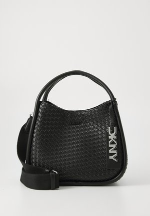 Czarna torebka z plecionej skóry o zakrzywionym kształcie, z górnym uchwytem i odczepianym paskiem z płótna. Zawiera wyraźną metkę z logo DKNY.