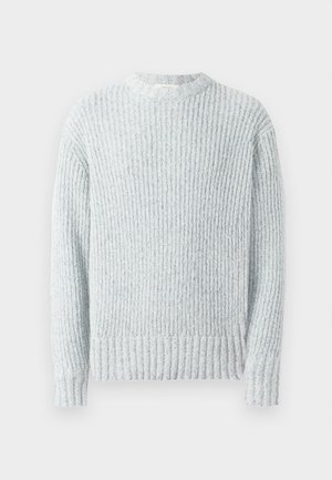 Maglione a coste di un blu chiaro con maniche lunghe e collo a girocollo. Tessuto morbido con una vestibilità leggermente ampia e polsini e orlo a coste.