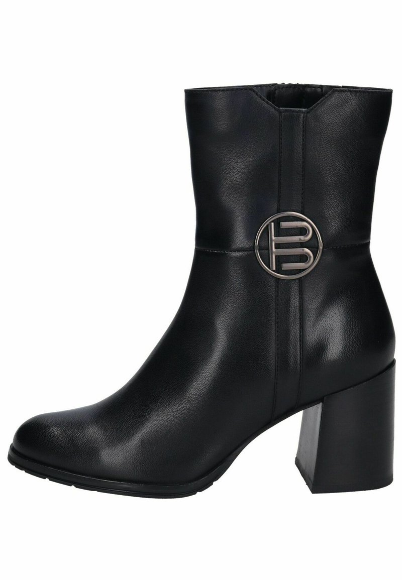 Černá kožená kotníková bota s kulatou špičkou, blokovým podpatkem a kruhovým kovovým logem na boku. Hladký povrch a elegantní design.