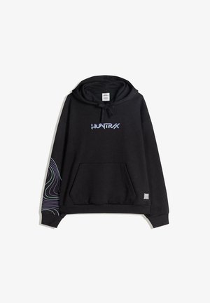 Črna jopa s kapuco in sprednjim žepom. Na prsih je svetlo modra logotip "HUNTRX" in na enem rokavu valovit vijoličen vzorec.