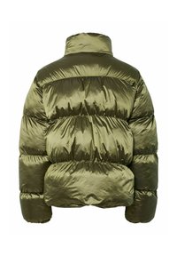 Alyvuogių žalia pūkinė striukė su aukštu apykakle, siuvinėta konstrukcija ir blizgiu paviršiumi. Savybės - surinktos dalys ir elastiniai rankogaliai.