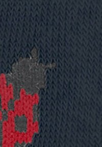 Tessuto a maglia con un design di coccinella nera e rossa su uno sfondo blu scuro, con una trama distintiva e consistente.