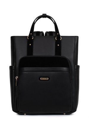 Czarny skórzany plecak z przednią kieszenią na suwak, górnymi uchwytami i regulowanymi paskami na ramiona, ozdobiony elementami w kolorze złota.