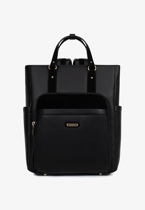 Zwarte leren rugzak met voorvak met ritssluiting, bovenhandvatten en verstelbare schouderbanden, met details van goudkleurige hardware.