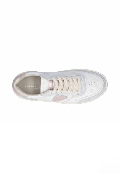 Hvide sneakers med lyserøde detaljer, lavet af ruskind og læder, med perforeret tå og beige snørebånd. Minimalistisk design med logo detaljer.