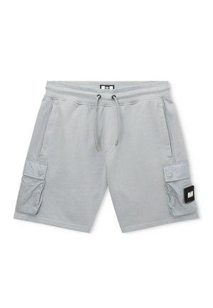 Jasnoszare casualowe spodenki z elastyczną talią, sznurkiem do regulacji, dwoma bocznymi kieszeniami oraz zapinanymi na guziki kieszeniami typu cargo na obu nogawkach.