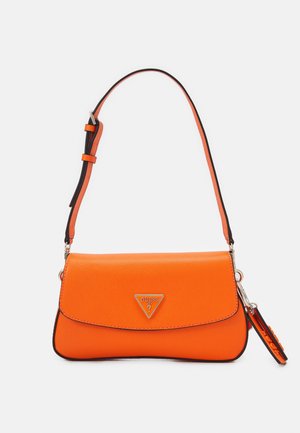 Sac à épaule Guess orange vif avec surface texturée, plaque logo triangulaire sur le rabat avant, bandoulière réglable et porte-clés rond attaché.