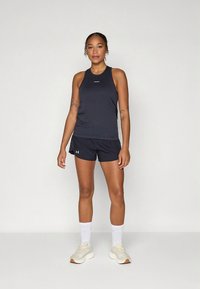 Schwarzes athletisches Tanktop und Shorts aus weichem Stoff. Das Tanktop hat ein Racerback-Design, während die Shorts einen elastischen Bund besitzen.
