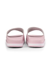 Infradito rosa con due cinghie e una suola spessa. La suola presenta una linea di accento bianca. Materiale liscio, simile alla gomma.