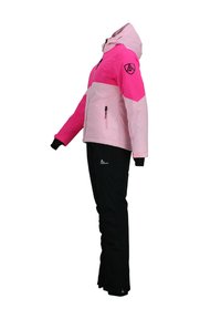 Veste de ski rose et noire avec une capuche, présentant un design en blocs de couleurs, des poches zippées et des poignets élastiques, assortie avec un pantalon de ski noir.