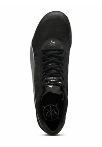 Zwarte sportieve schoen met gestructureerde bovenkant, vetersluiting en witte logo-accenten. Heeft een ronde neus en een gevoerde binnenzool met logo.