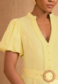 Love & Roses REGULAR FIT - V-NECK PUFF SLEEVE MIDI - Dnevna haljina - yellow