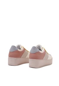 Sneakers platform con una combinazione di colori beige, rosa e grigio. Realizzati in pelle e camoscio, con una suola testurizzata e dettagli gialli.