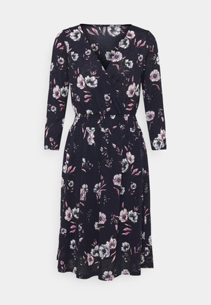 Vestido envolvente floral con mangas largas, fondo negro, patrones de flores en rosa y blanco, cintura elástica, falda fluida, textura de tela suave.