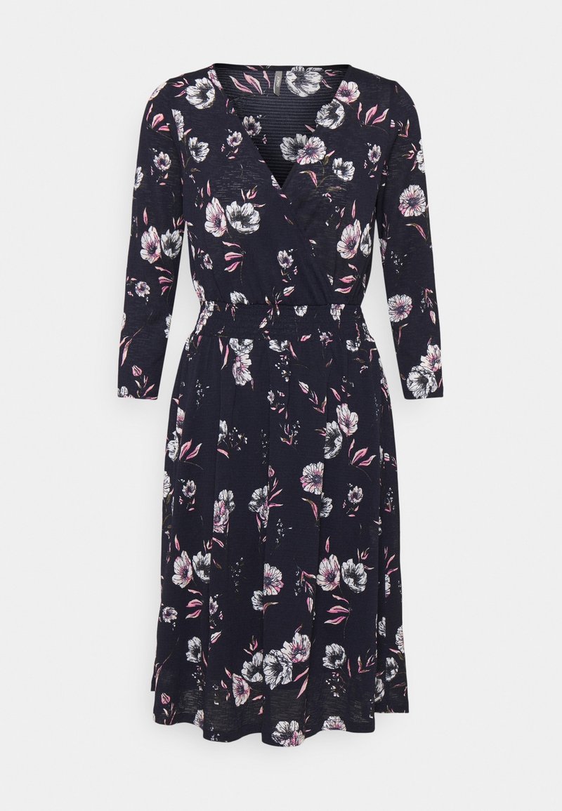 Blommig omlottklänning med långa ärmar, svart bakgrund, rosa och vita blommönster, elastisk midja, svängd kjol, mjuk tygkänsla.