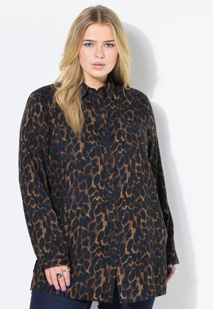 Chemise boutonnée imprimée léopard en bleu foncé et marron, avec une coupe décontractée, des manches longues et une poche poitrine.