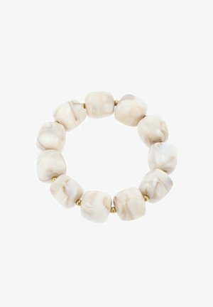 Pulsera de cuentas con perlas acrílicas marmoleadas en tonos crema y beige, intercaladas con pequeños acentos dorados, forma circular, textura lisa.